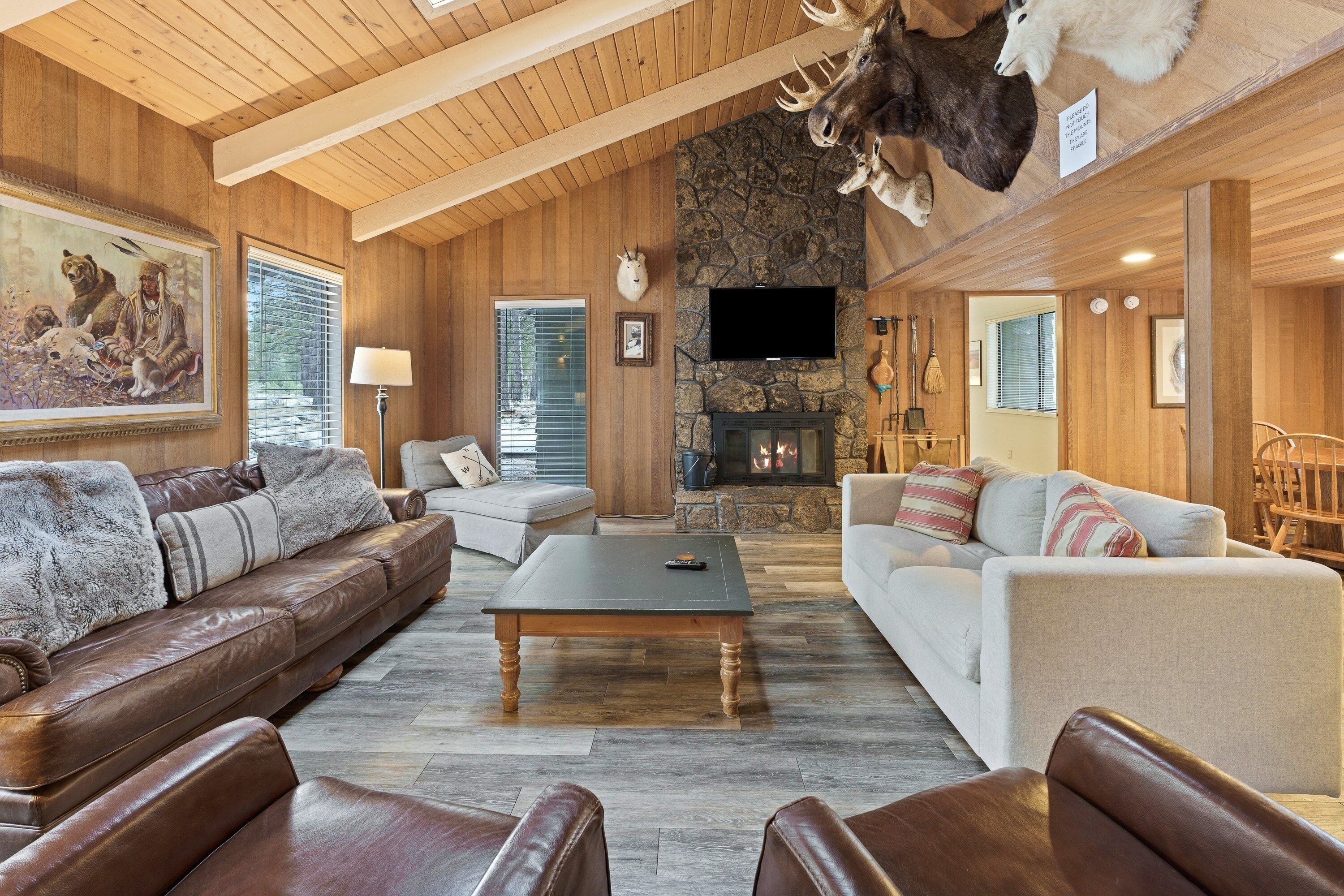 บ้านพัก, 4 ห้องนอน | บริเวณนั่งเล่น | สมาร์ททีวี