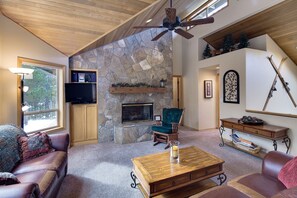 House, 2 Bedrooms | Living area - Lark 4 2 Bedroom Home (Bend)