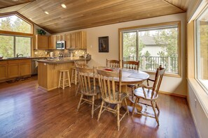 Casa, 2 habitaciones | Cocina privada | Frigorífico, horno, cafetera o tetera y tostadora