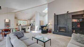 House, 3 Bedrooms | Living area