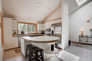 House, 3 Bedrooms | Private kitchen | Oven - Rocky Mountain 4 3 Bedroom Home (Bend)