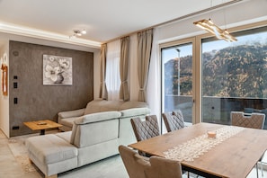 Dining - Apartment 'Elsa' with Mountain Views, Private Terrace and Wi-Fi (Fließ)