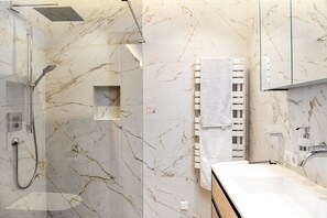 Shower, hair dryer, towels - Apartment 'Elsa' with Mountain Views, Private Terrace and Wi-Fi (Fließ)