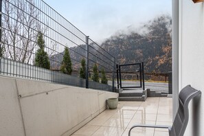Property grounds - Apartment 'Elsa' with Mountain Views, Private Terrace and Wi-Fi (Fließ)