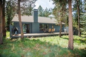 House, 4 Bedrooms | Outdoor dining - Blue Goose 16 4 Bedroom Home (Bend)
