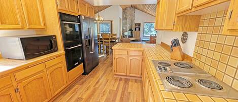 House, 4 Bedrooms | Private kitchen | Fridge, oven, coffee/tea maker