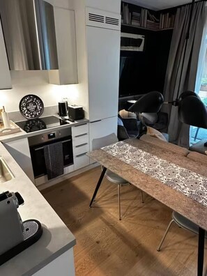 Réfrigérateur, four à micro-ondes, un four, surface de cuisson