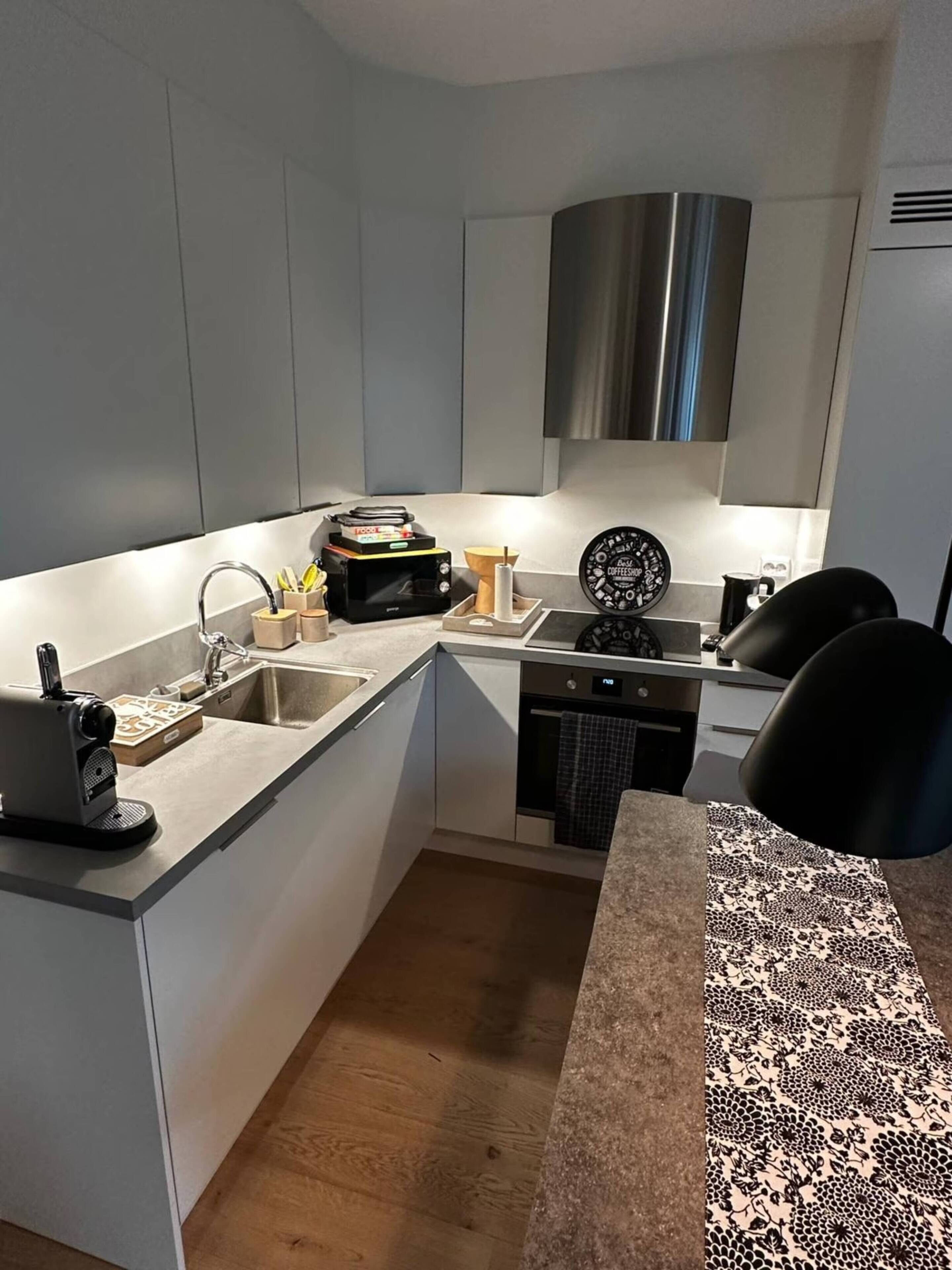 Kjøleskap, mikrobølgeovn, ovn og kokeplater