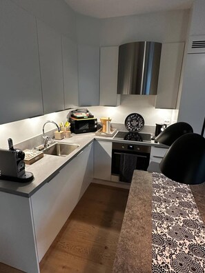 Kjøleskap, mikrobølgeovn, ovn og kokeplater