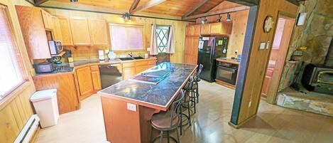 House, 2 Bedrooms | Private kitchen | Fridge, oven, coffee/tea maker