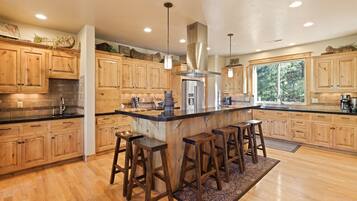 House, 4 Bedrooms | Private kitchen | Fridge, oven