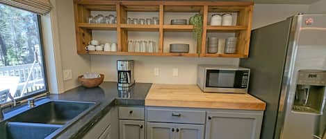 House, 3 Bedrooms | Private kitchen