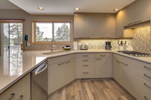 House, 3 Bedrooms | Private kitchen | Fridge, oven, coffee/tea maker, toaster - Lone Eagle Landing 2 3 Bedroom Home (Bend)