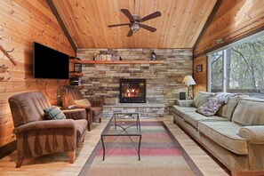 Living area - Pole House 10 2 Bedroom Cabin (Bend)