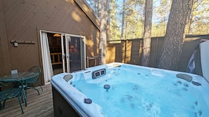 Outdoor spa tub - Pole House 10 2 Bedroom Cabin (Bend)