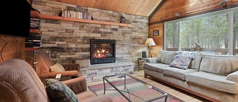 Cabin, 2 Bedrooms | Living area