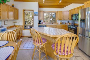 House, 3 Bedrooms | Private kitchen | Fridge, oven, coffee/tea maker - White Elm 29 3 Bedroom Home (Bend)