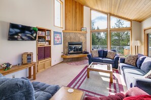 House, 3 Bedrooms | Living area - White Elm 29 3 Bedroom Home (Bend)