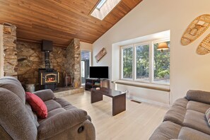 House, 4 Bedrooms | Living area - Whistling Swan 8 4 Bedroom Home (Bend)