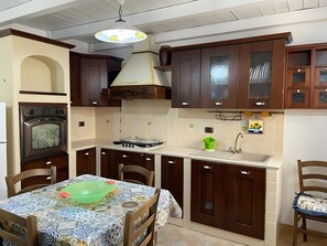 Fridge, oven, stovetop, coffee/tea maker - Casa Carolina with Private Terrace, Wi-Fi and Air Conditioning (Pozzallo)