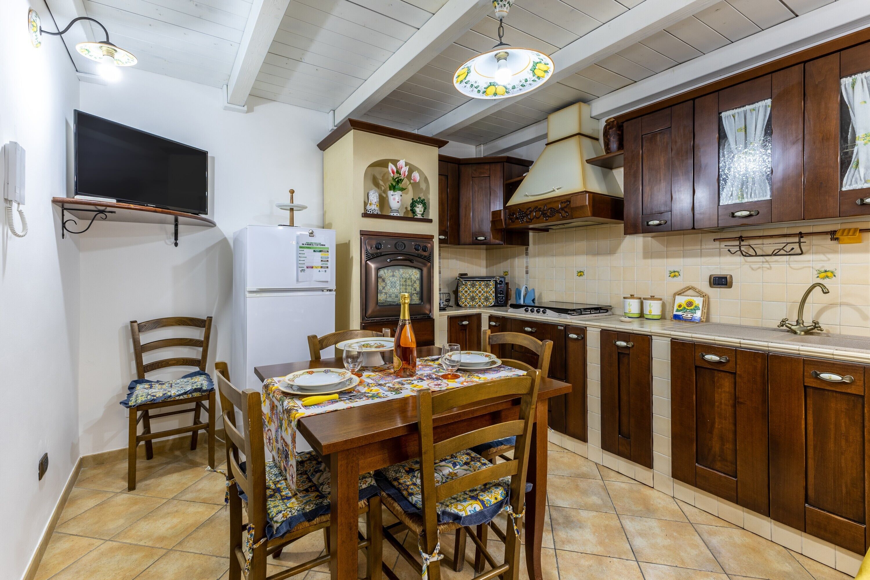 Fridge, oven, stovetop, coffee/tea maker