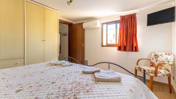 1 dormitorio, tabla de planchar con plancha, wifi y ropa de cama