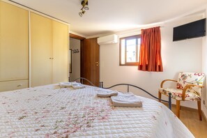1 bedroom, iron/ironing board, WiFi, bed sheets - Casa Carolina with Private Terrace, Wi-Fi and Air Conditioning (Pozzallo)