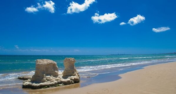 Beach nearby - Casa Carolina with Private Terrace, Wi-Fi and Air Conditioning (Pozzallo)