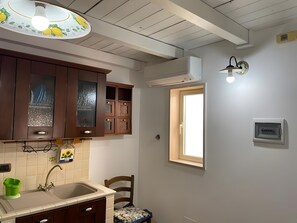 Fridge, oven, stovetop, coffee/tea maker - Casa Carolina with Private Terrace, Wi-Fi and Air Conditioning (Pozzallo)