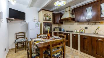 Fridge, oven, stovetop, coffee/tea maker