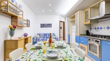 Frigorifero, forno, piano cottura, lavastoviglie