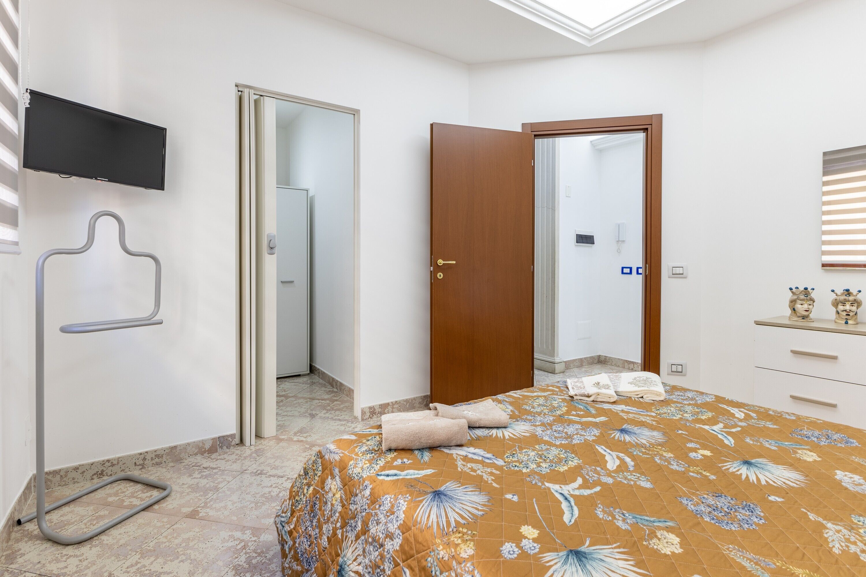 1 habitación, tabla de planchar con plancha, wifi y ropa de cama 