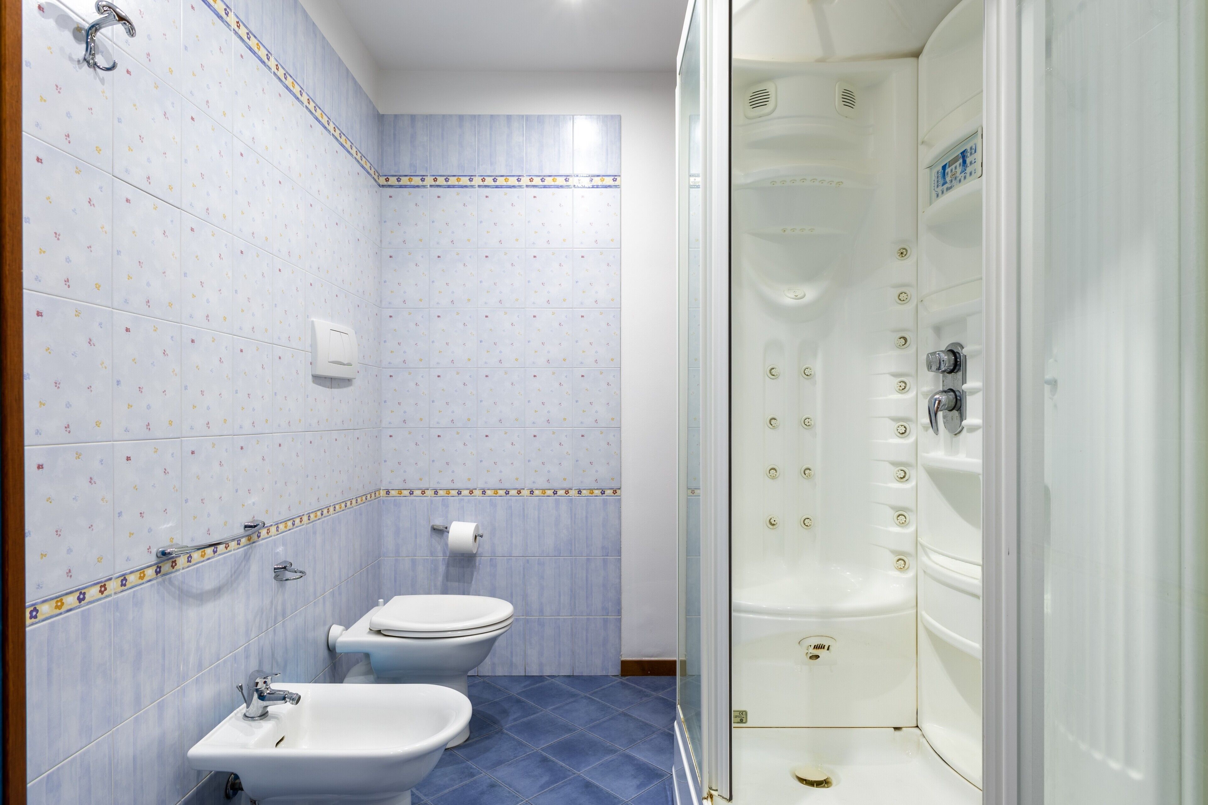 Een douche, een haardroger, handdoeken