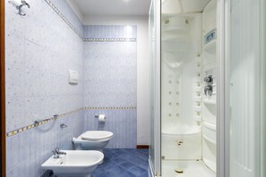 Een douche, een haardroger, handdoeken