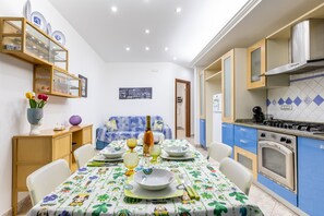 Frigorifero, forno, piano cottura, lavastoviglie