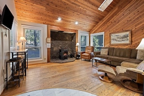 House, 2 Bedrooms | Living area - Sequoia 14 2 Bedroom Home (Bend)