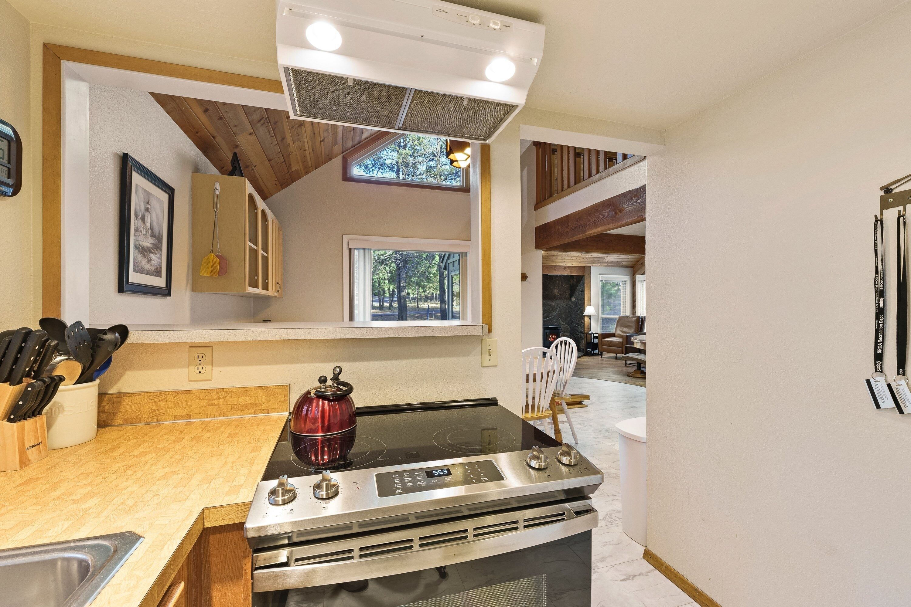 House, 2 Bedrooms | Private kitchen | Oven, coffee/tea maker