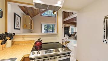 House, 2 Bedrooms | Private kitchen | Oven, coffee/tea maker