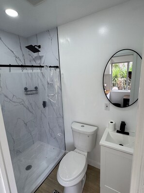 Hair dryer, towels, soap, toilet paper - Peaceful 2-bedroom guest house with AC in charming Cutler Bay (Cutler Bay)