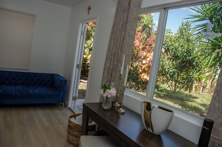 Smart TV. Peaceful 2-bedroom guest house with AC in charming Cutler Bay