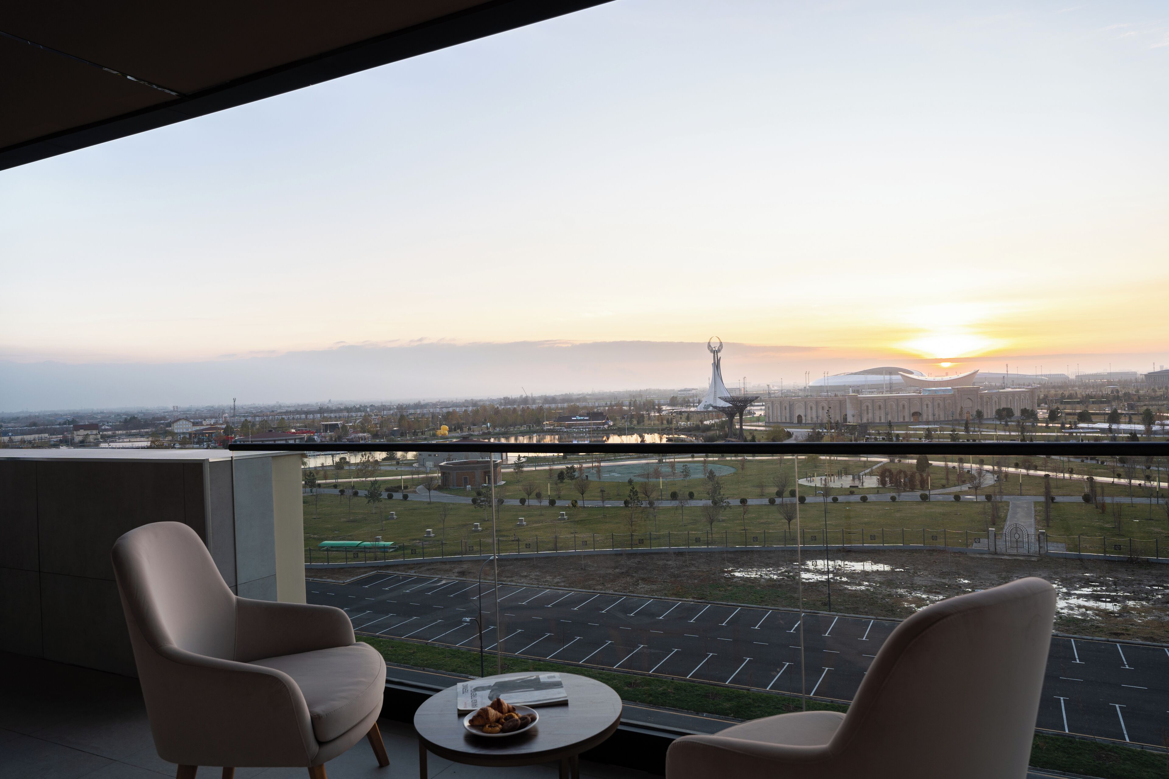 Deluxe kamer, 1 twee- of 2 eenpersoonsbedden, uitzicht op de binnenplaats | Een kluis op de kamer, een bureau, een strijkplank/strijkijzer