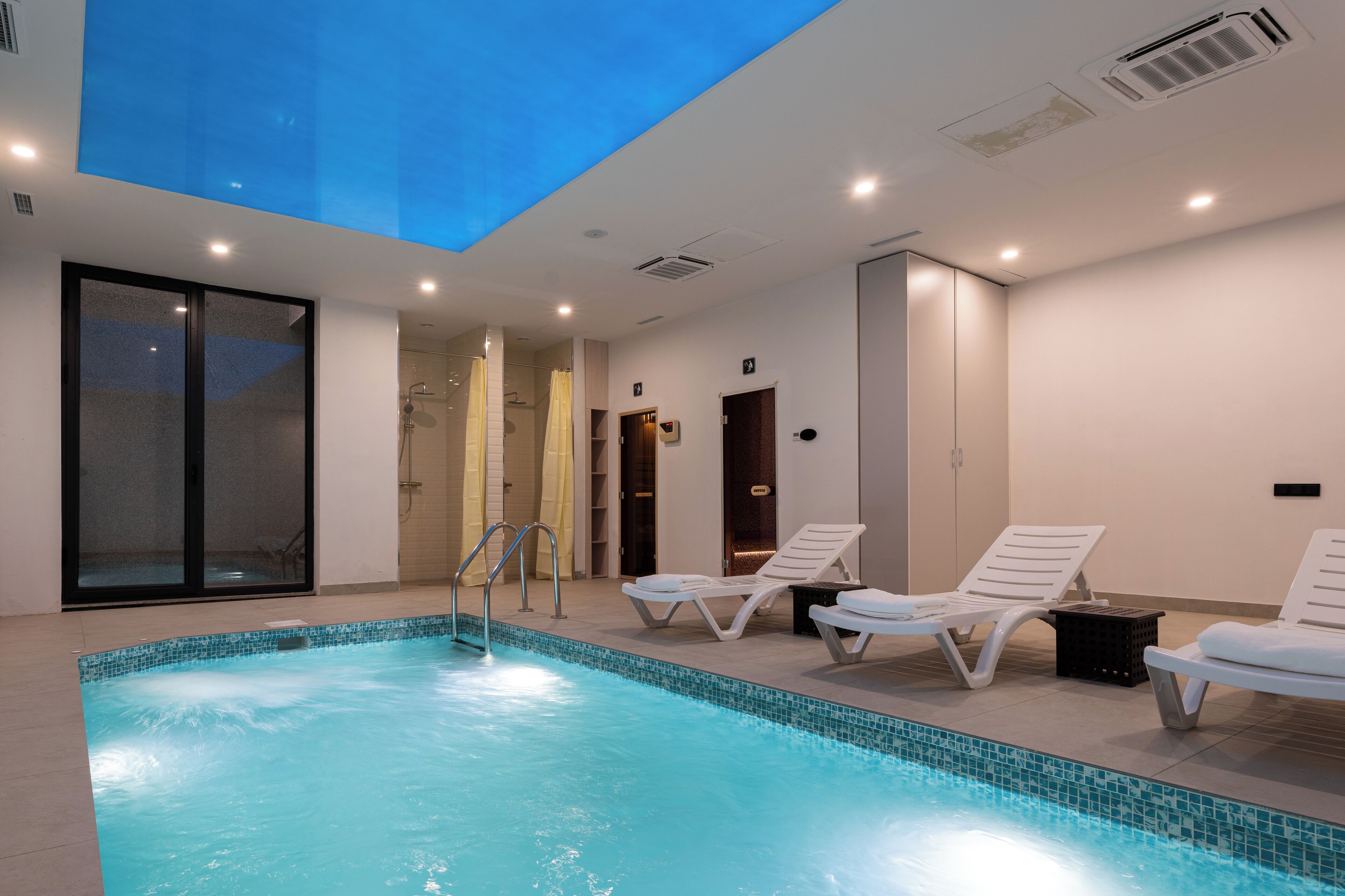 1 treatment room, massages