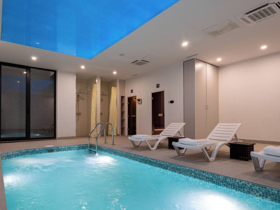 1 treatment room, massages