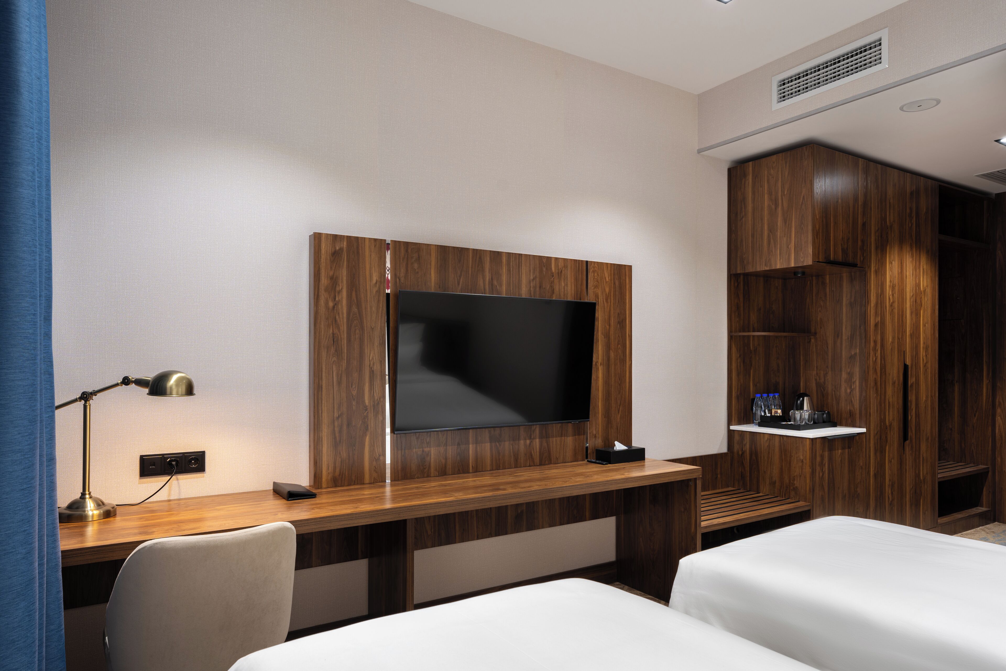 Dobbelt- eller tomannsrom – standard, bakgårdsutsikt | Safe på rommet, skrivebord og strykejern/-brett