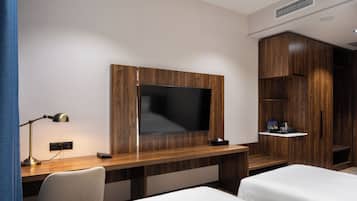 Dobbelt- eller tomannsrom – standard, bakgårdsutsikt | Safe på rommet, skrivebord og strykejern/-brett