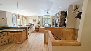 House, 6 Bedrooms | Interior - Yellow Pine 32 6 Bedroom Home (Bend)