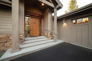 House, 6 Bedrooms | Exterior detail - Yellow Pine 32 6 Bedroom Home (Bend)