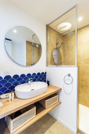 Shower, hair dryer, towels, soap - Flots Bleus – Sea View Studio with Direct Beach Access (Concarneau)