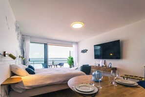 Desk, travel cot, free WiFi, bed sheets - Flots Bleus – Sea View Studio with Direct Beach Access (Concarneau)