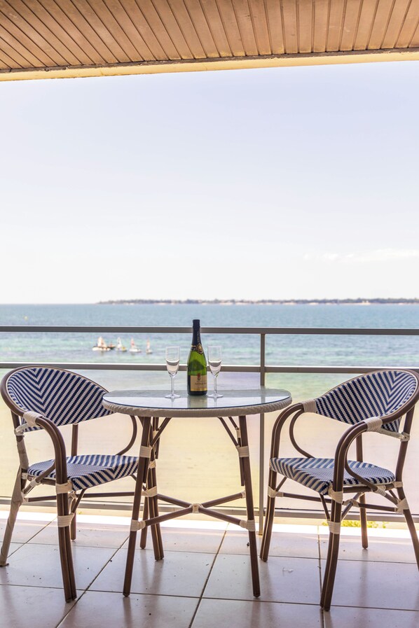 Outdoor dining - Flots Bleus – Sea View Studio with Direct Beach Access (Concarneau)